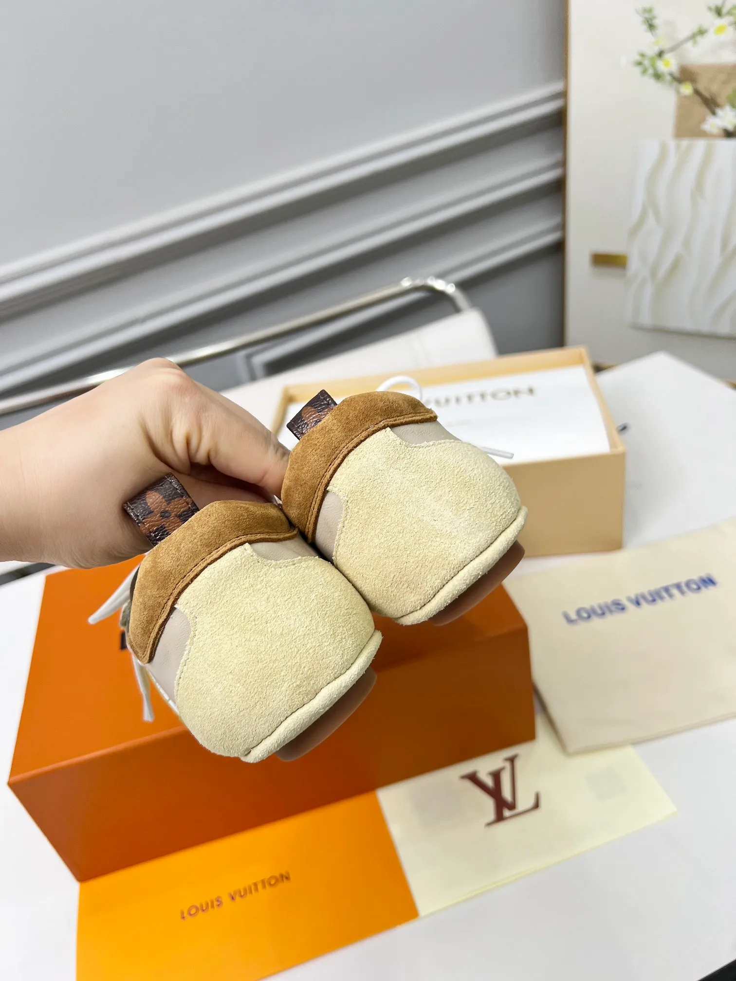 👟👟Ex-factory price 600👟👟 LV Sneakerina ballet-style sneakers are made of soft sheepskin and suede cow leather trimmings, and Monogram canvas is used to write the LV letters on the side, combining the light structure of ballet shoes with the comfortable texture of sneakers. Sacchetto craftsmanship and an injection-molded outsole complete the package, allowing for flexibility in a variety of looks. Code number: 35~41, colors are being updated...